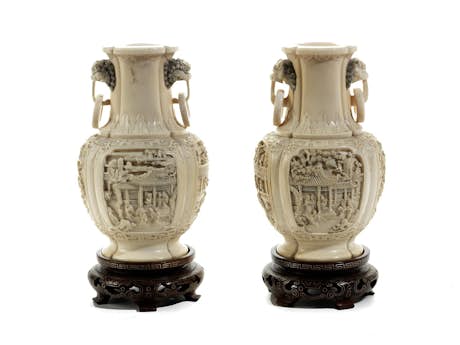 Paar fein geschnitzte Vasen